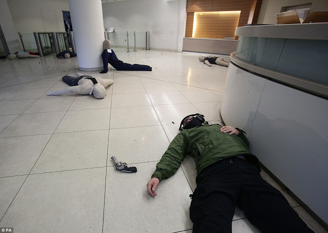 Τρόμος στο Λονδίνο: 2.000 οπλισμένοι αστυνομικοί κυνηγούσαν τρομοκράτες... [photos] - Φωτογραφία 3