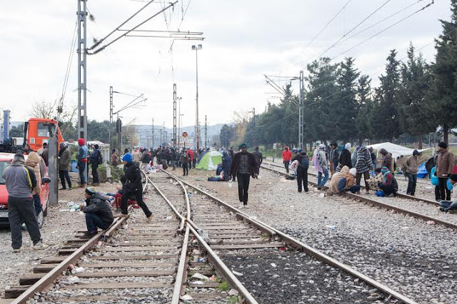 Oι μεταλλωρύχοι Χαλκιδικής προσέφεραν ανθρωπιστική βοήθεια για τους πρόσφυγες στην Ειδομένη [photos+video] - Φωτογραφία 2