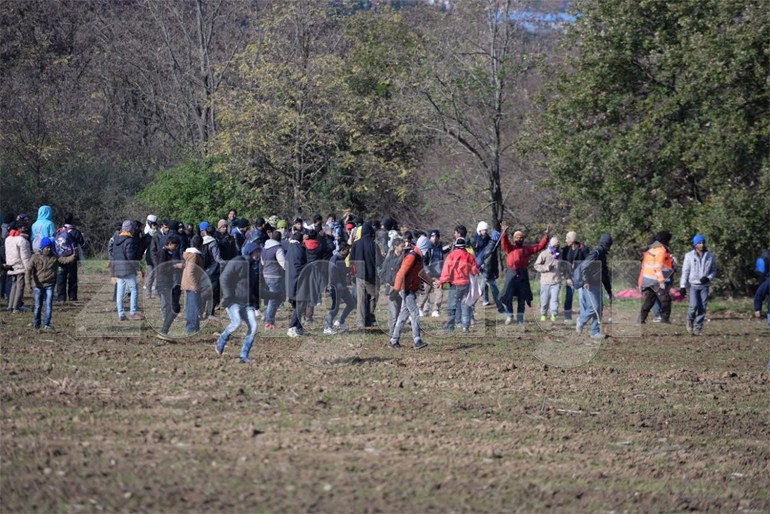 Σκοπιανοί πυροβολούν πρόσφυγες σε ελληνικό έδαφος (Φωτό - Βίντεο) - Φωτογραφία 10