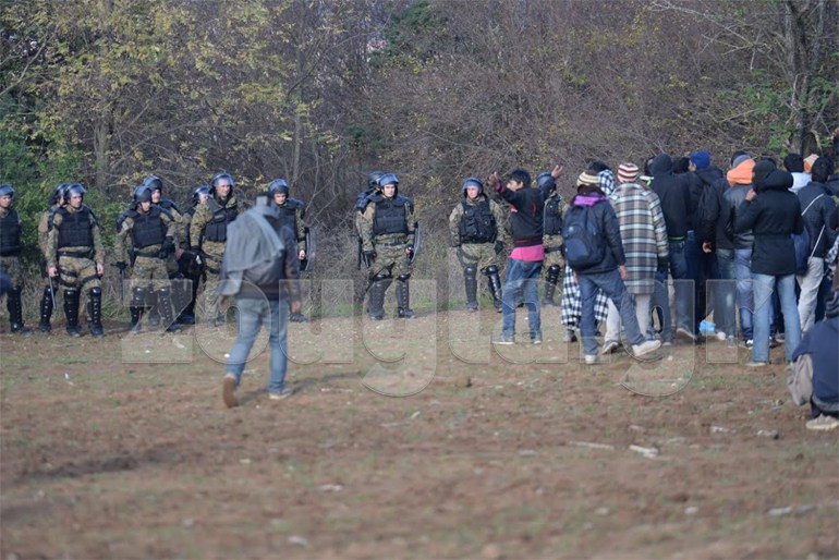 Σκοπιανοί πυροβολούν πρόσφυγες σε ελληνικό έδαφος (Φωτό - Βίντεο) - Φωτογραφία 11