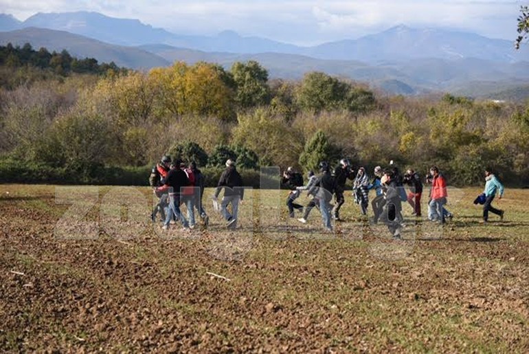 Σκοπιανοί πυροβολούν πρόσφυγες σε ελληνικό έδαφος (Φωτό - Βίντεο) - Φωτογραφία 12