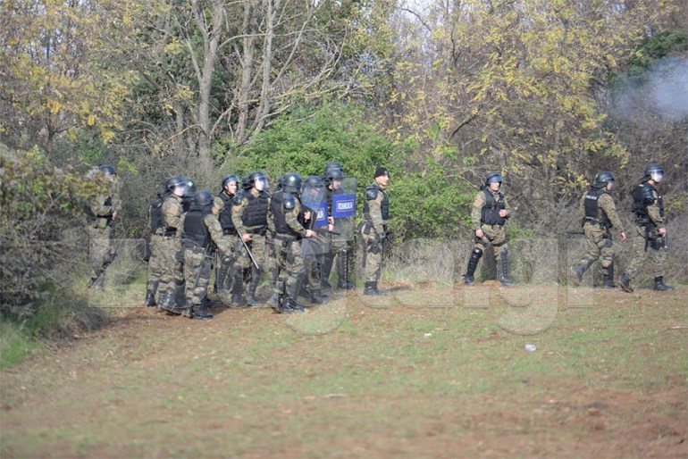 Σκοπιανοί πυροβολούν πρόσφυγες σε ελληνικό έδαφος (Φωτό - Βίντεο) - Φωτογραφία 9