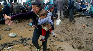 Τα σοκαριστικά λόγια των ξένων ΜΜΕ για τους πρόσφυγες: Στην Ελλάδα, τα παιδιά πεθαίνουν από υποθερμία... - Φωτογραφία 1