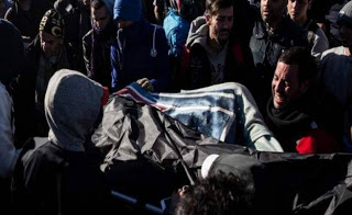«Καζάνι» που βράζει η Ειδομένη: Οι πρόσφυγες σε ένταση μετά το θάνατο του Μαροκινού - ΣΚΛΗΡΕΣ ΕΙΚΟΝΕΣ - Φωτογραφία 1