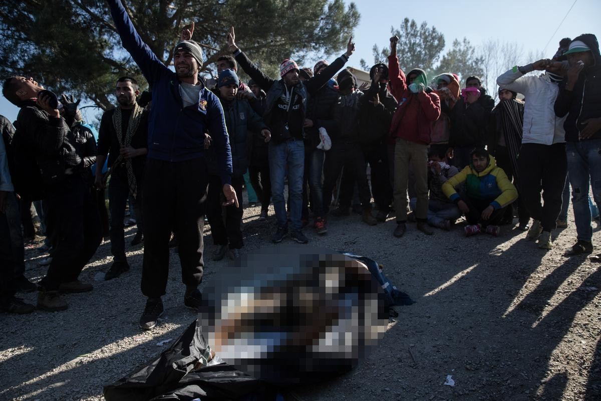 «Καζάνι» που βράζει η Ειδομένη: Οι πρόσφυγες σε ένταση μετά το θάνατο του Μαροκινού - ΣΚΛΗΡΕΣ ΕΙΚΟΝΕΣ - Φωτογραφία 2