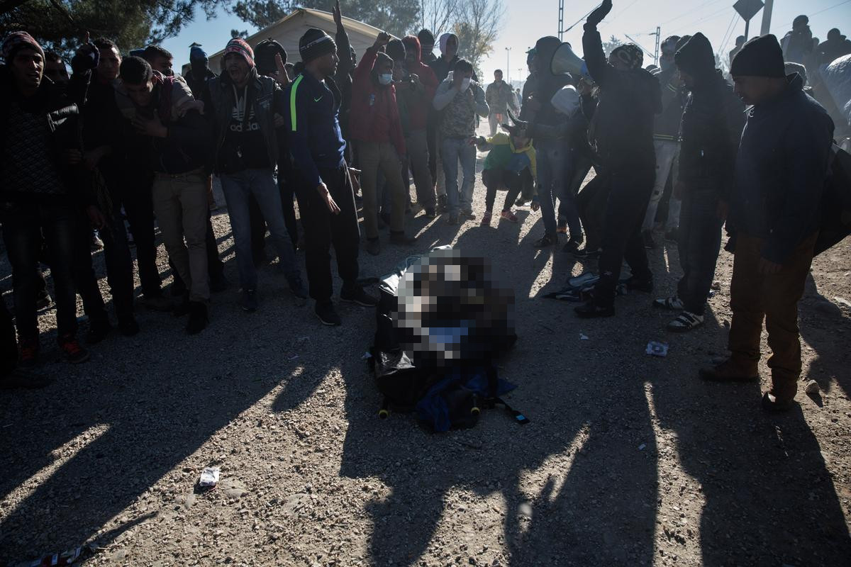 «Καζάνι» που βράζει η Ειδομένη: Οι πρόσφυγες σε ένταση μετά το θάνατο του Μαροκινού - ΣΚΛΗΡΕΣ ΕΙΚΟΝΕΣ - Φωτογραφία 3