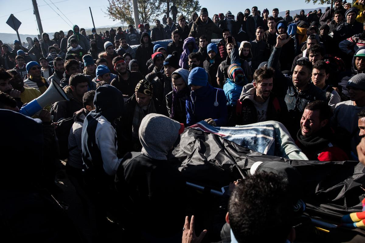 «Καζάνι» που βράζει η Ειδομένη: Οι πρόσφυγες σε ένταση μετά το θάνατο του Μαροκινού - ΣΚΛΗΡΕΣ ΕΙΚΟΝΕΣ - Φωτογραφία 6
