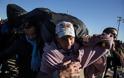 «Καζάνι» που βράζει η Ειδομένη: Οι πρόσφυγες σε ένταση μετά το θάνατο του Μαροκινού - ΣΚΛΗΡΕΣ ΕΙΚΟΝΕΣ - Φωτογραφία 4