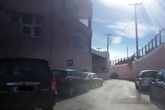 Το πάρκινγκ άδειο αλλά έξω από τα επείγοντα φίσκα τα ΙΧ