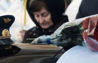 10.000 Ρώσοι προσευχήθηκαν στο στερνό αντίο για τον πιλότο που σκοτώθηκε στη Συρία - Φωτογραφία 1