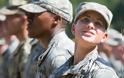 Οι ΗΠΑ «ανοίγουν» πλήρως τον στρατό για τις γυναίκες: Πλέον θα μπορούν να υπηρετούν στην πρώτη γραμμή