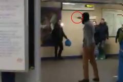 Τρόμος στο Λονδίνο: Άνδρας έκοψε το λαιμό επιβάτη φωνάζοντας «για τη Συρία» (video)