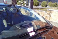 Mε... χριστουγεννιάτικο αμπαλάζ τιμωρούν το παράνομο παρκάρισμα στη Θεσσαλονίκη