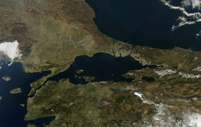 Οι Τούρκοι πάλι απειλούν ότι θα κλείσουν τα Στενά στον Βόσπορο - Φωτογραφία 1