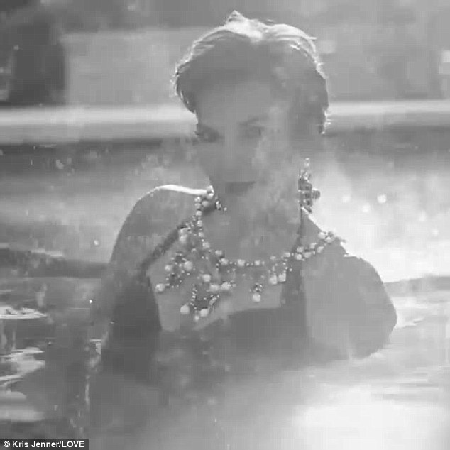 Απίστευτο! Δείτε την Kris Jenner στα 60 της να ποζάρει με μαγιό σε πισίνα... [photo] - Φωτογραφία 2