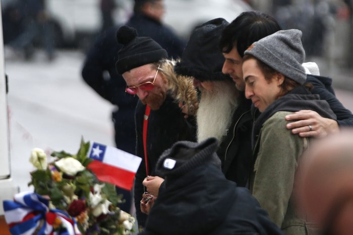 Ο θρήνος των Eagles of Death Metal μπροστά στο Bataclan [photos+video] - Φωτογραφία 2