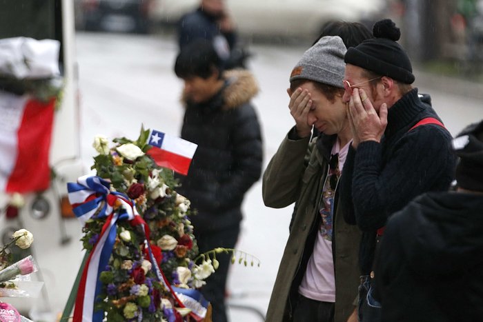 Ο θρήνος των Eagles of Death Metal μπροστά στο Bataclan [photos+video] - Φωτογραφία 3