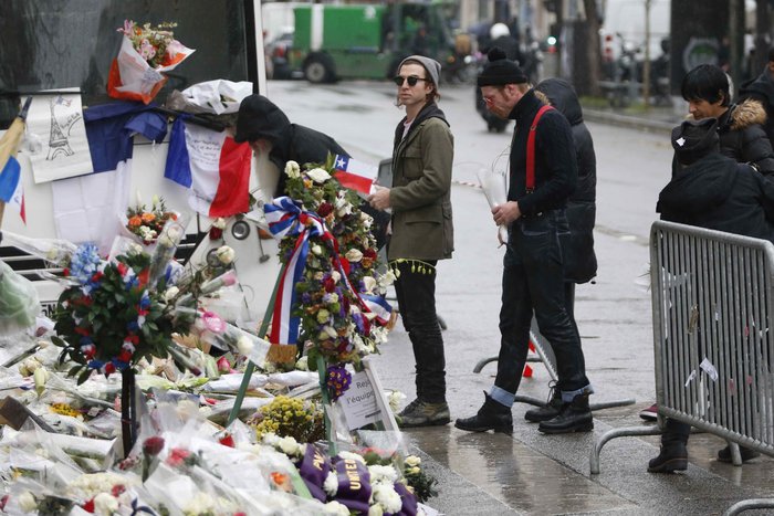 Ο θρήνος των Eagles of Death Metal μπροστά στο Bataclan [photos+video] - Φωτογραφία 5