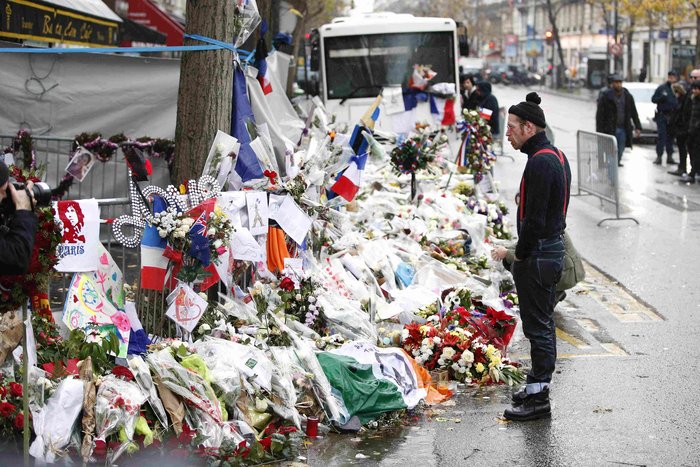 Ο θρήνος των Eagles of Death Metal μπροστά στο Bataclan [photos+video] - Φωτογραφία 6