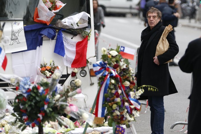 Ο θρήνος των Eagles of Death Metal μπροστά στο Bataclan [photos+video] - Φωτογραφία 9