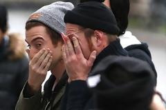 Ο θρήνος των Eagles of Death Metal μπροστά στο Bataclan [photos+video]