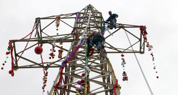 Στόλισαν τον πυλώνα της ΔΕΗ εργαζόμενοι για τα Χριστούγεννα [photos] - Φωτογραφία 2
