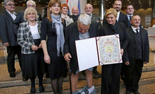 ΜΗ ΣΟΥ ΤΥΧΕΙ! Του έπεσε το παντελόνι την ώρα που τον βράβευε η πρόεδρος της Κροατίας - Το ύφος της είναι όλα τα λεφτά [photos] - Φωτογραφία 1