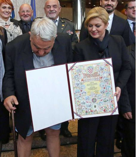 ΜΗ ΣΟΥ ΤΥΧΕΙ! Του έπεσε το παντελόνι την ώρα που τον βράβευε η πρόεδρος της Κροατίας - Το ύφος της είναι όλα τα λεφτά [photos] - Φωτογραφία 2