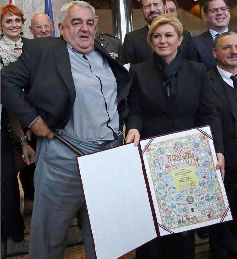 ΜΗ ΣΟΥ ΤΥΧΕΙ! Του έπεσε το παντελόνι την ώρα που τον βράβευε η πρόεδρος της Κροατίας - Το ύφος της είναι όλα τα λεφτά [photos] - Φωτογραφία 3