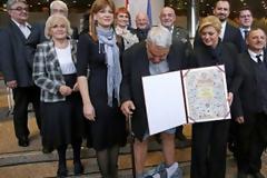 ΜΗ ΣΟΥ ΤΥΧΕΙ! Του έπεσε το παντελόνι την ώρα που τον βράβευε η πρόεδρος της Κροατίας - Το ύφος της είναι όλα τα λεφτά [photos]