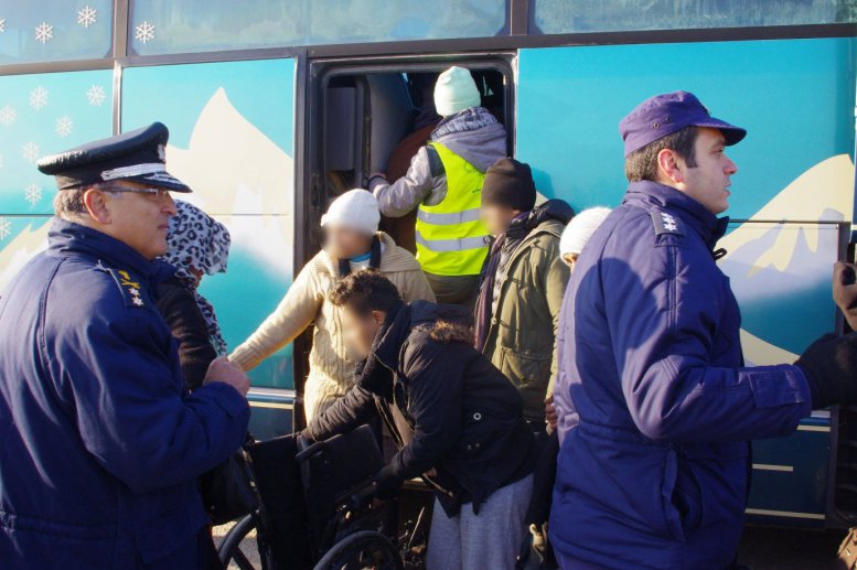 Με επιτυχία η μεταφορά στην Αθήνα 2300 αλλοδαπών από την Ειδομένη [photos+video] - Φωτογραφία 3