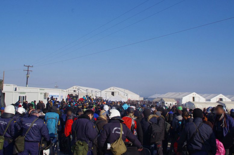 Με επιτυχία η μεταφορά στην Αθήνα 2300 αλλοδαπών από την Ειδομένη [photos+video] - Φωτογραφία 4