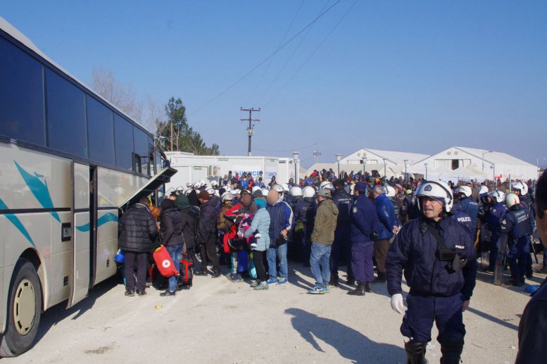 Με επιτυχία η μεταφορά στην Αθήνα 2300 αλλοδαπών από την Ειδομένη [photos+video] - Φωτογραφία 5