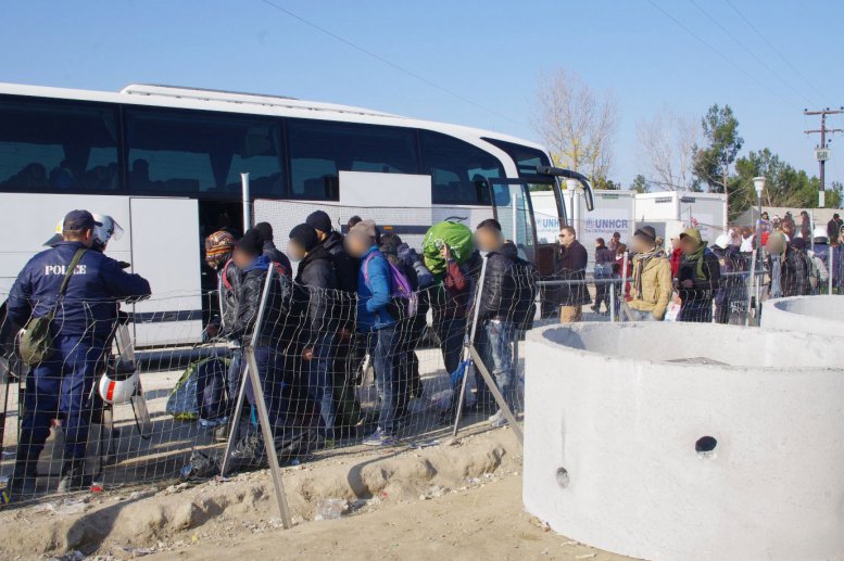 Με επιτυχία η μεταφορά στην Αθήνα 2300 αλλοδαπών από την Ειδομένη [photos+video] - Φωτογραφία 6