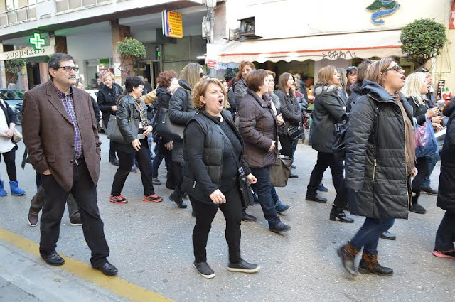 Στους δρόμους της Πάτρας ο Δήμαρχος Κώστας Πελετίδης μαζί με τις καθαρίστριες των σχολείων - Φωτογραφία 3