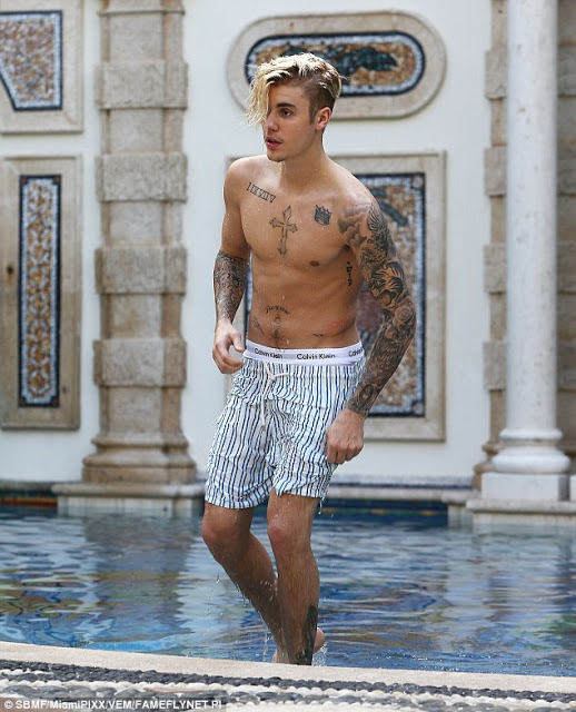 Ο Justin Bieber χαλαρώνει στην πισίνα του Versace... [photos] - Φωτογραφία 2