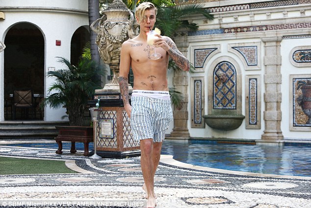 Ο Justin Bieber χαλαρώνει στην πισίνα του Versace... [photos] - Φωτογραφία 3