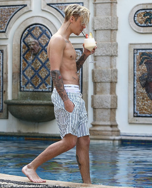 Ο Justin Bieber χαλαρώνει στην πισίνα του Versace... [photos] - Φωτογραφία 4