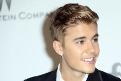 Ο Justin Bieber χαλαρώνει στην πισίνα του Versace... [photos]