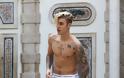 Ο Justin Bieber χαλαρώνει στην πισίνα του Versace... [photos] - Φωτογραφία 2