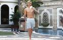 Ο Justin Bieber χαλαρώνει στην πισίνα του Versace... [photos] - Φωτογραφία 3