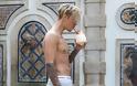 Ο Justin Bieber χαλαρώνει στην πισίνα του Versace... [photos] - Φωτογραφία 4