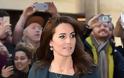 Σαν δυο σταγόνες νερό: H Kate Middleton μιμείται... τη μαμά της! [photos] - Φωτογραφία 2