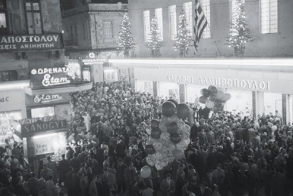 ΑΠΙΘΑΝΕΣ ΦΩΤΟΓΡΑΦΙΕΣ! Η Αθήνα γιορτάζει τα Χριστούγεννα το '60 [photos] - Φωτογραφία 10