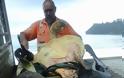 ΜΠΡΑΒΟ! Αυτός ο άντρας, αγοράζει χελώνες και τις αφήνει στον ωκεανό [photos] - Φωτογραφία 2