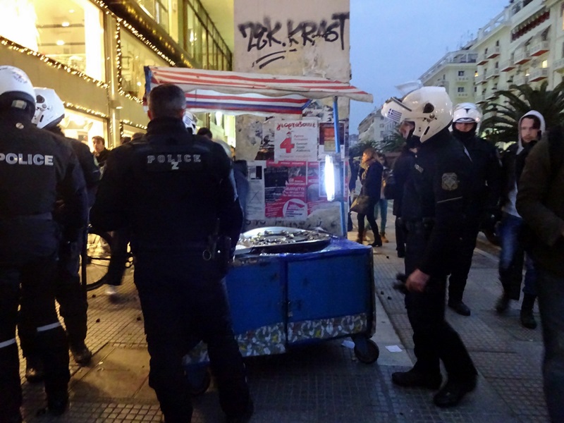 Ολόκληρη επιχείρηση της αστυνομίας στη Θεσσαλονίκη για έναν...καστανά - Λιποθύμησε ο ηλικιωμένος... εγκληματίας [photos] - Φωτογραφία 5