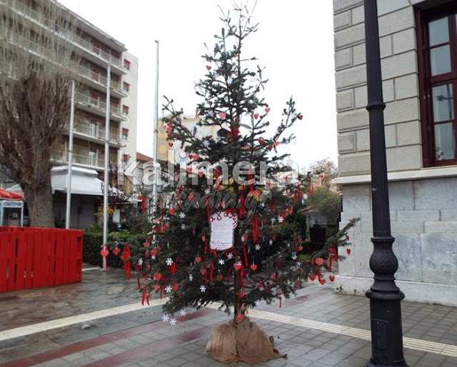 Ένα δένδρο με ... κατακόκκινες καρδιές στην Τρίπολη! [photos] - Φωτογραφία 3