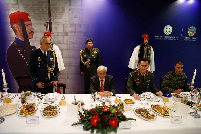 Επίσμο γεύμα της Προεδρικής Φρουράς προς τιμής του Προκόπη Παυλόπουλου - Φωτογραφία 2