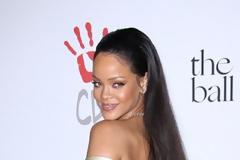 Η εμφάνιση της Rihanna στο κόκκινο χαλί που μας δίχασε [photos]