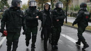 Γερμανία: Πάνω από πενήντα αστυνομικοί τραυματίστηκαν στα επεισόδια στη Λειψία - Φωτογραφία 1